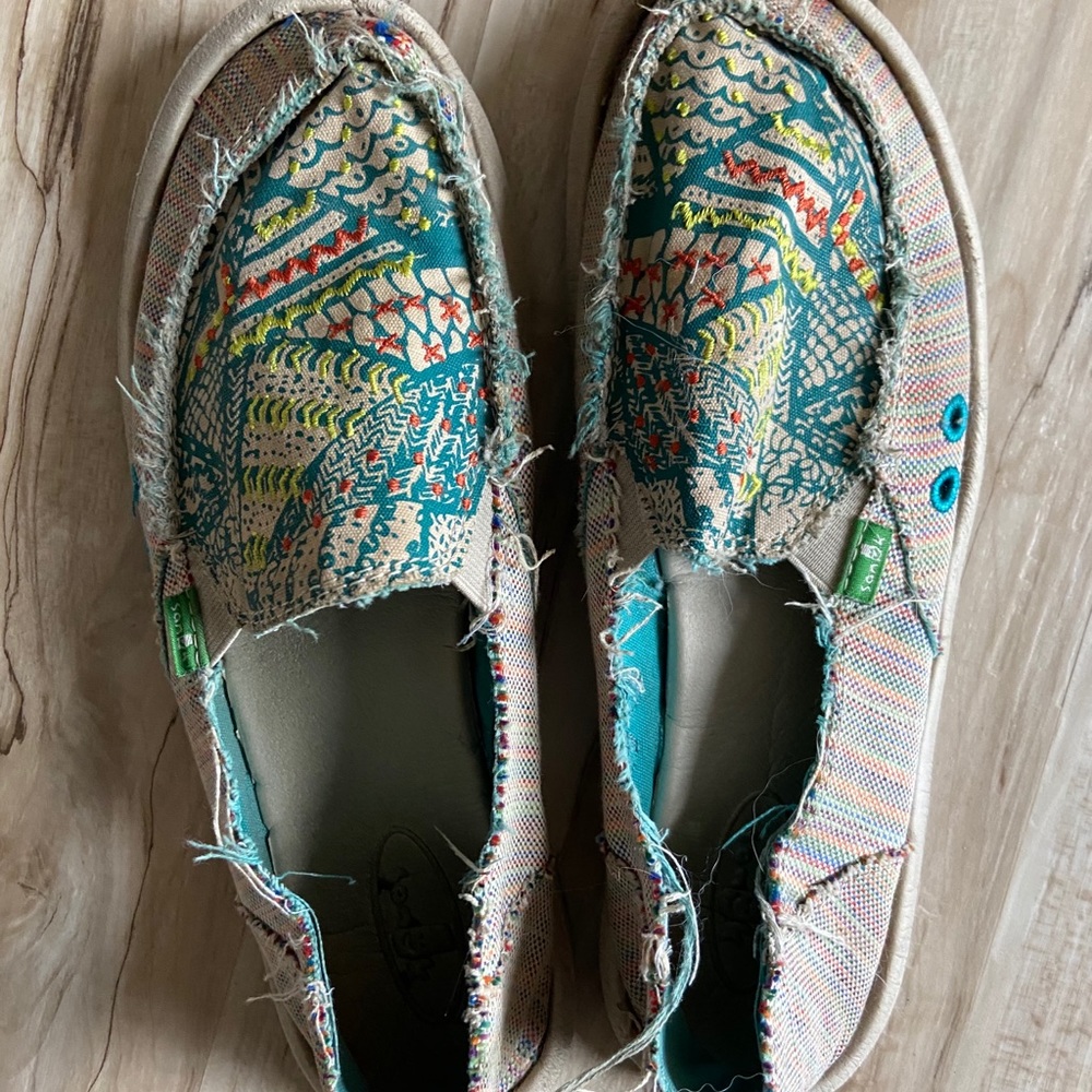 Heavily worn Sanuks